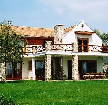 Fűzfavilla Villa